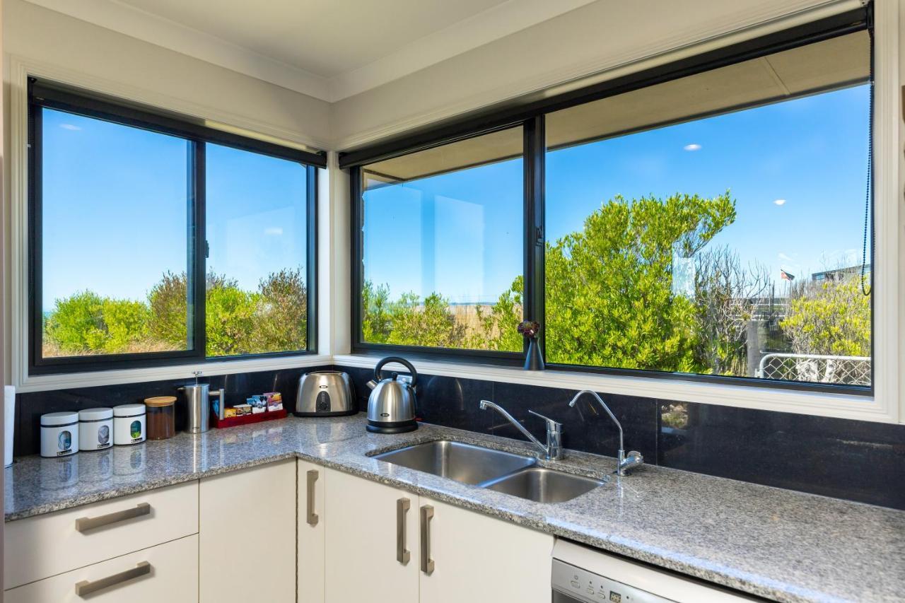 Ocean View Beachfront Apartment Blenheim Exterior foto