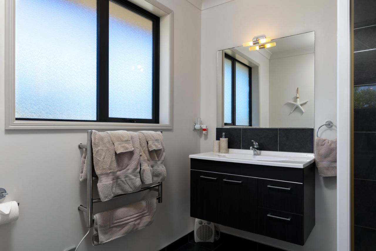 Ocean View Beachfront Apartment Blenheim Exterior foto